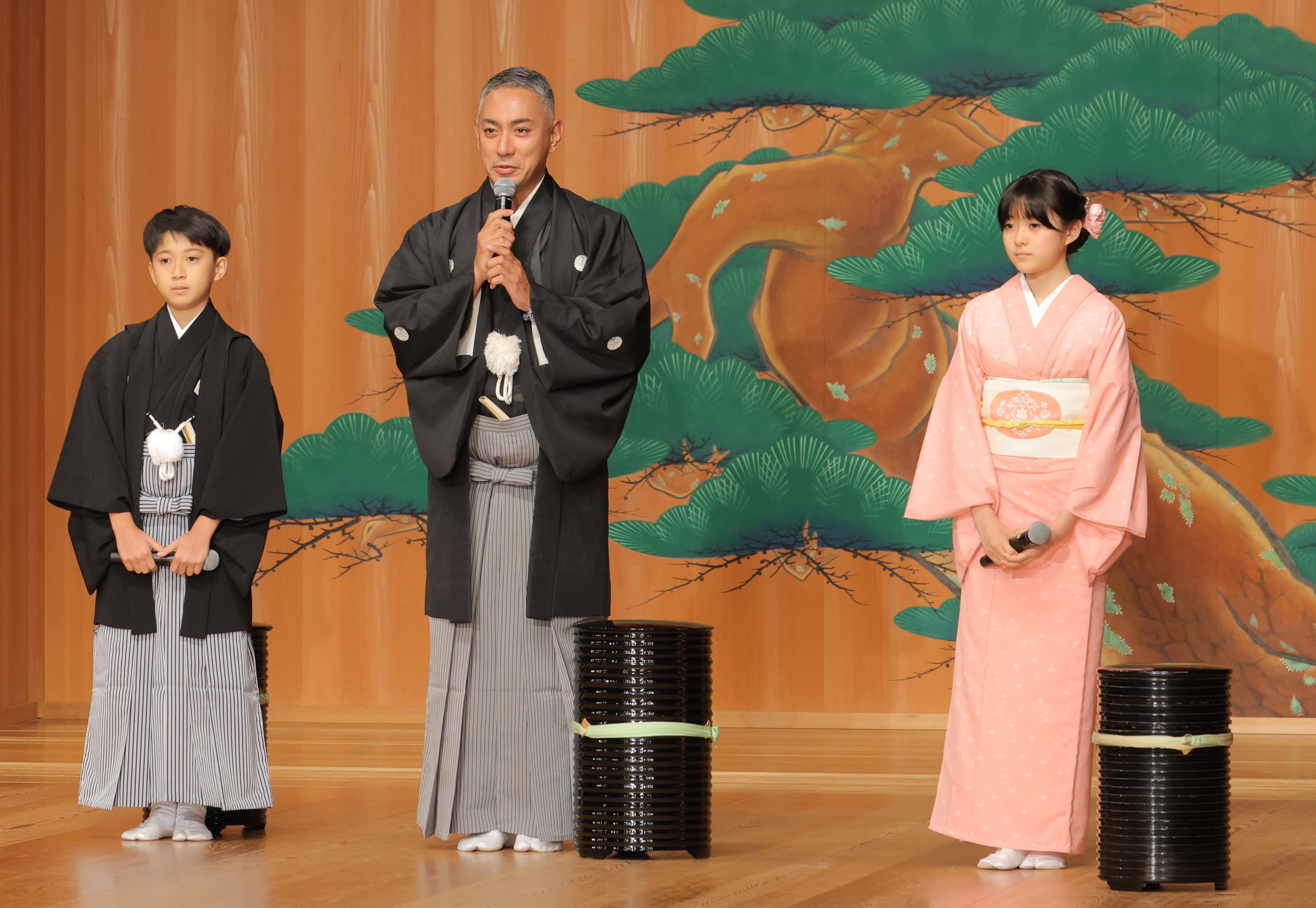 Danjūrō, Shinnosuke and Botan on stage at the announcement of 'The Road of Transmission'