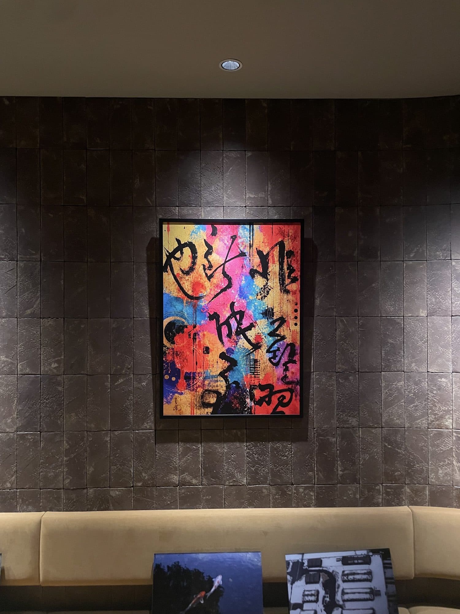 同じ作品が、石壁の部屋に掛けられているところ。天井の照明が一点を照らす