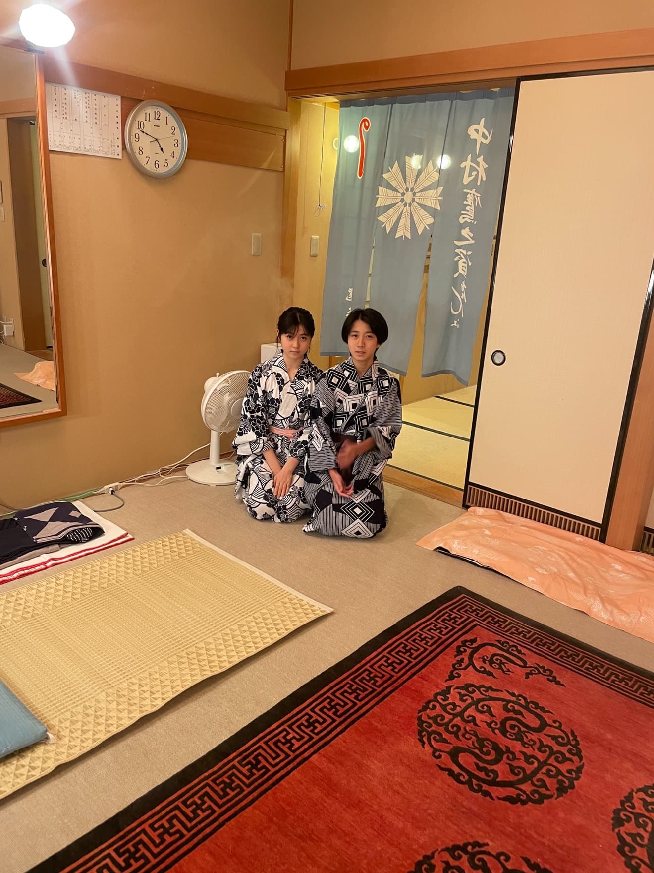 巡演先の楽屋に座る市川ぼたんと市川新之助