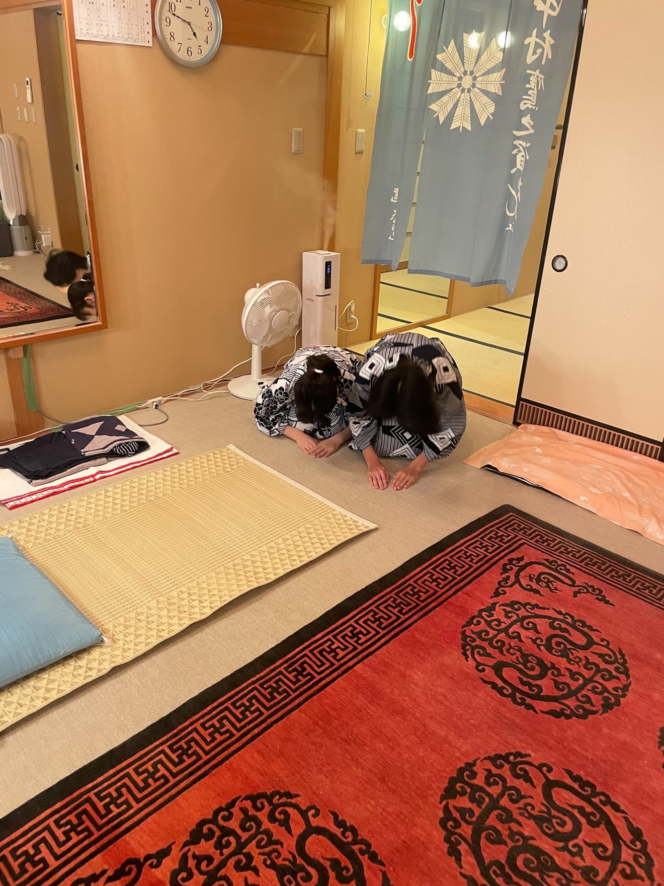 楽屋で手をついて挨拶する市川ぼたんと市川新之助
