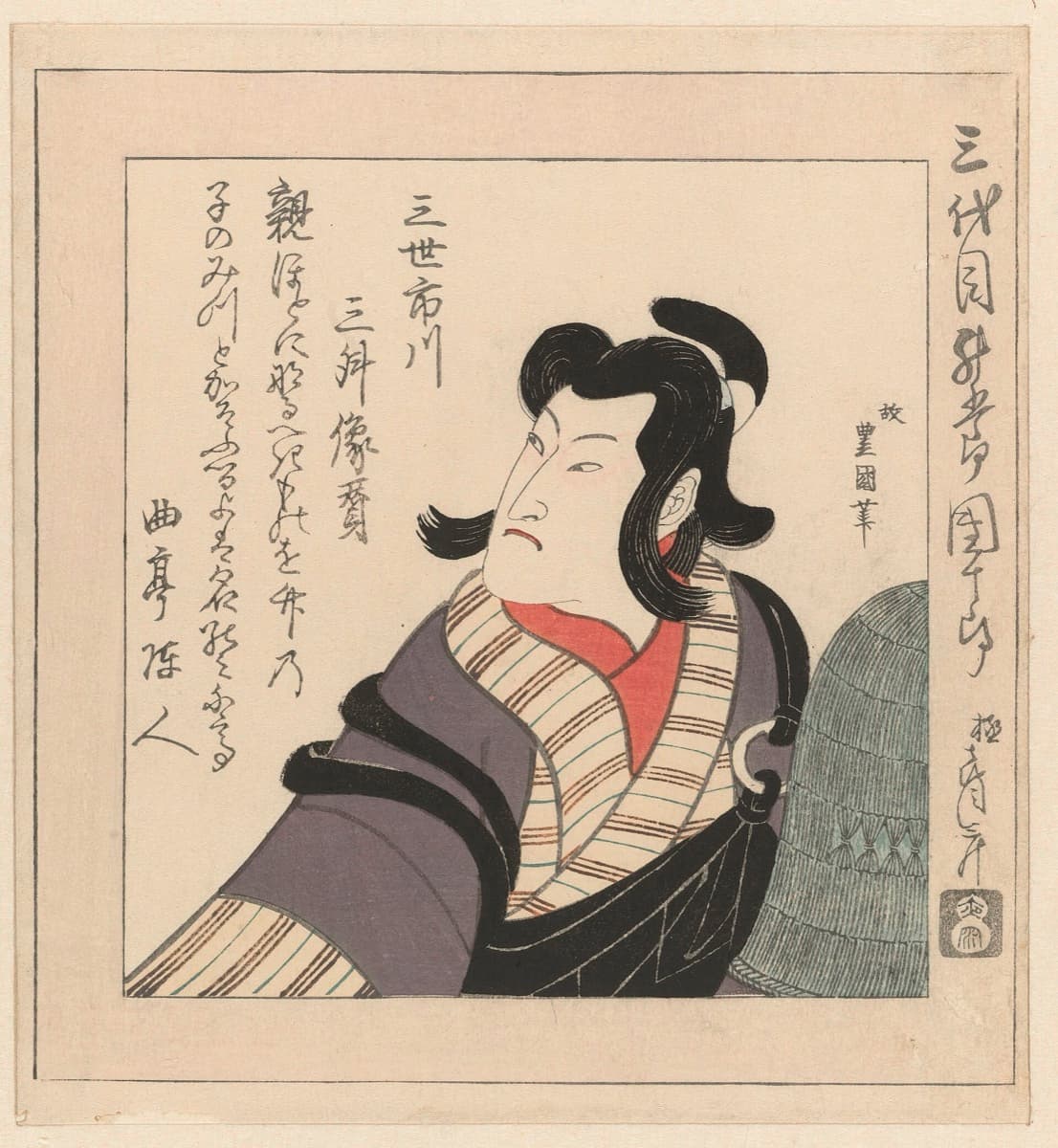 虚無僧姿の三代目市川團十郎。編笠を傍らに置き、縞の衣に袈裟を掛けて振り返る若い役者を描いた半身の摺物