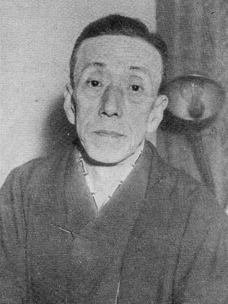十代目市川團十郎(五代目市川三升)の古写真。和服姿で室内に立ち、静かに正面を見つめる晩年の姿
