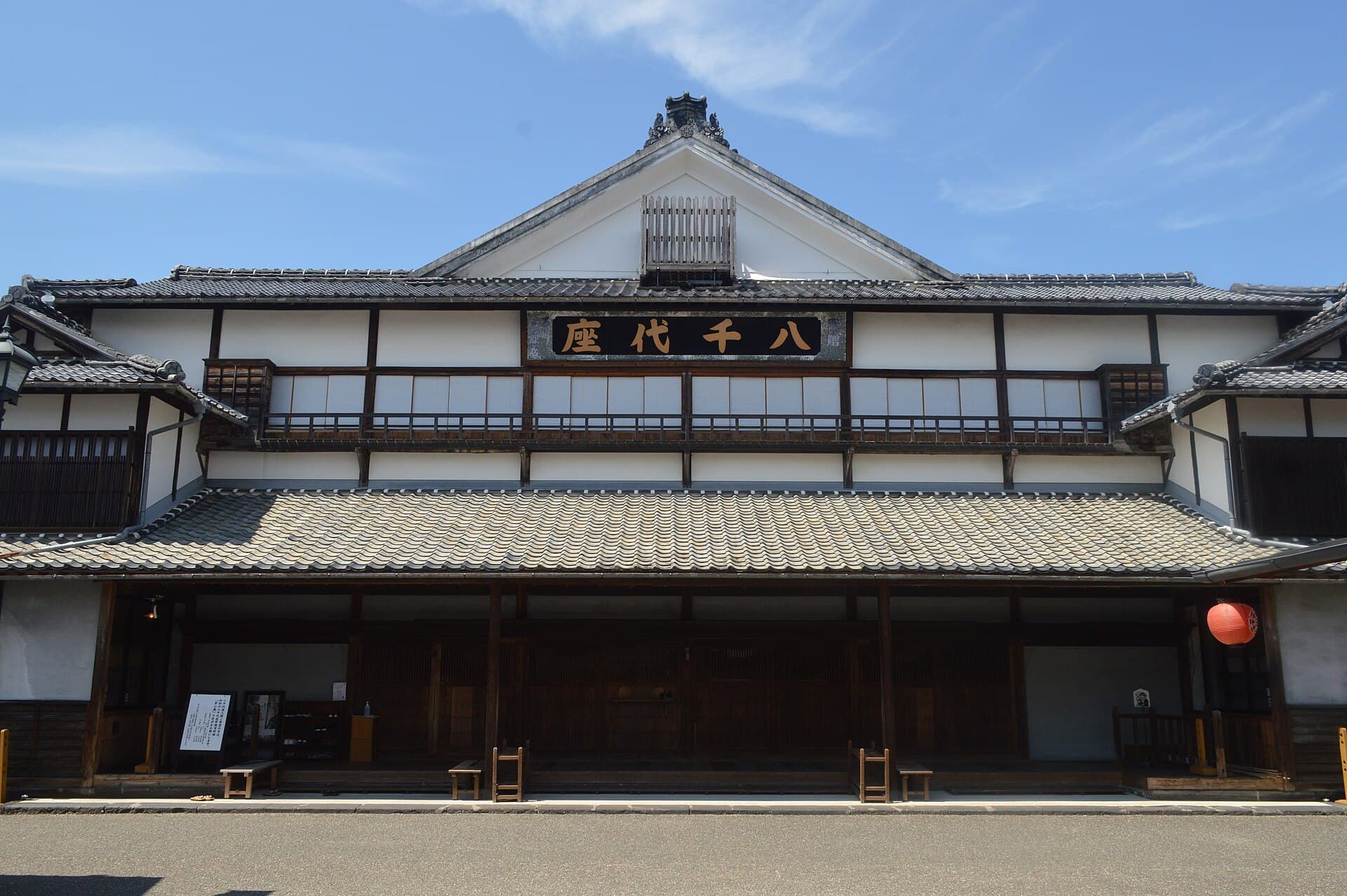八千代座の正面外観(明治43年築・重要文化財)